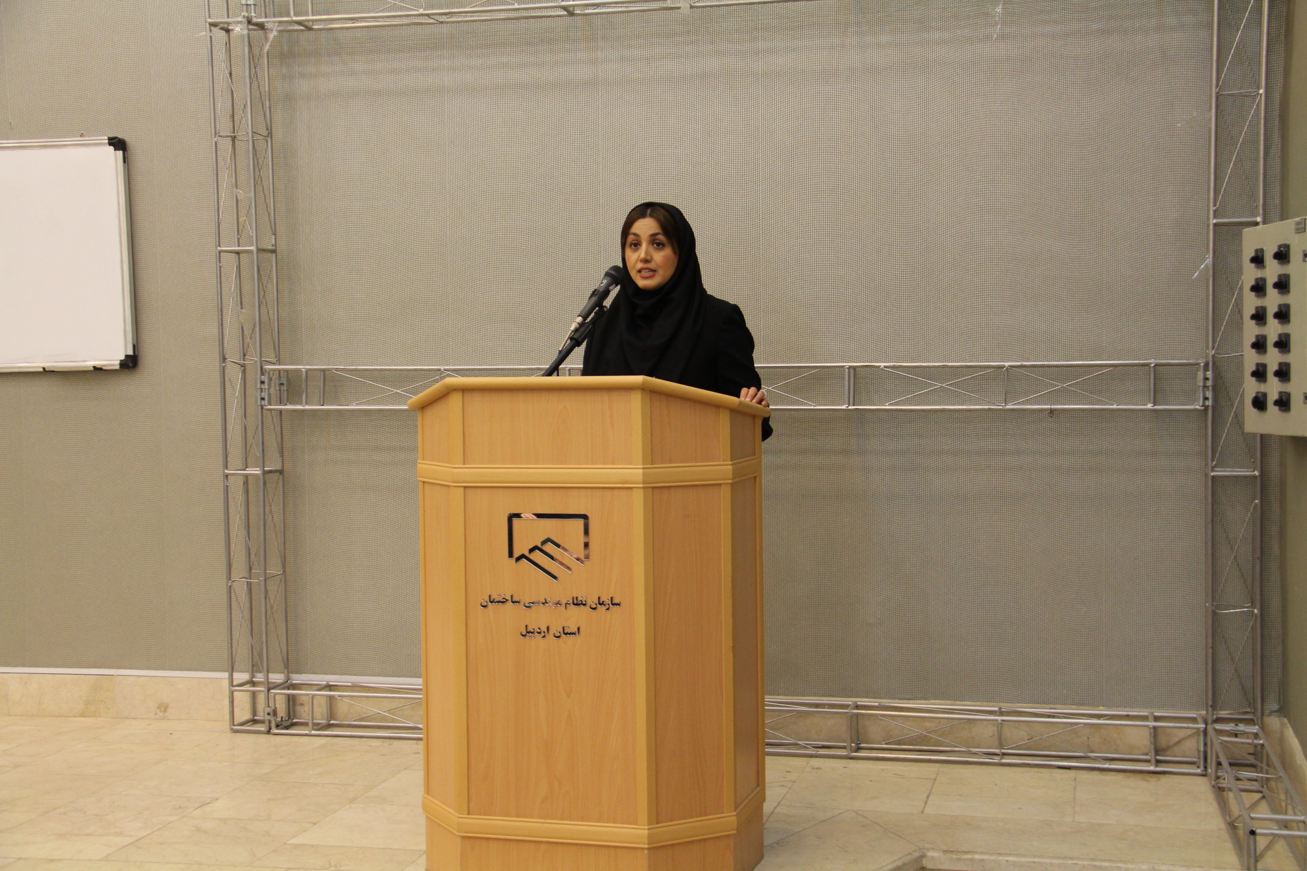 سخنرانی دکتر ساحل شاهی زارع عضو هیئت مدیره سازمان نظام مهندسی ساختمان اردبیل در ابتدای سمینار آشنایی با مفهوم BIM در ساخت و سازهای شهری ، مدرس سعید خلیلی